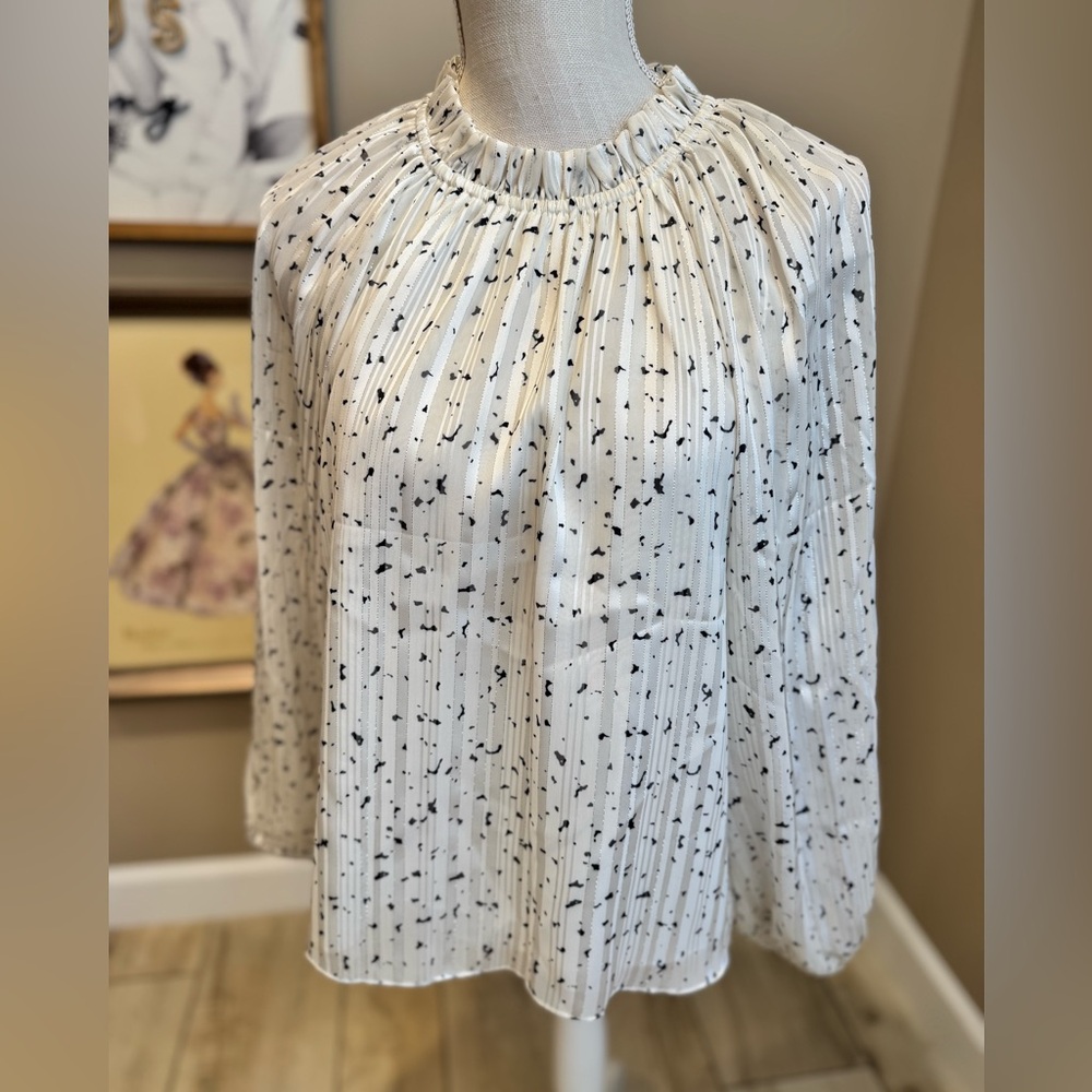 Like New! WILLA STORY Ruffle Neck Metallic Accent Blouse